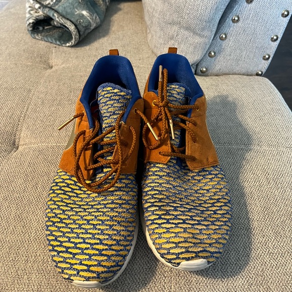 Size 11 Nike Roshe Run - Picture 5 of 6